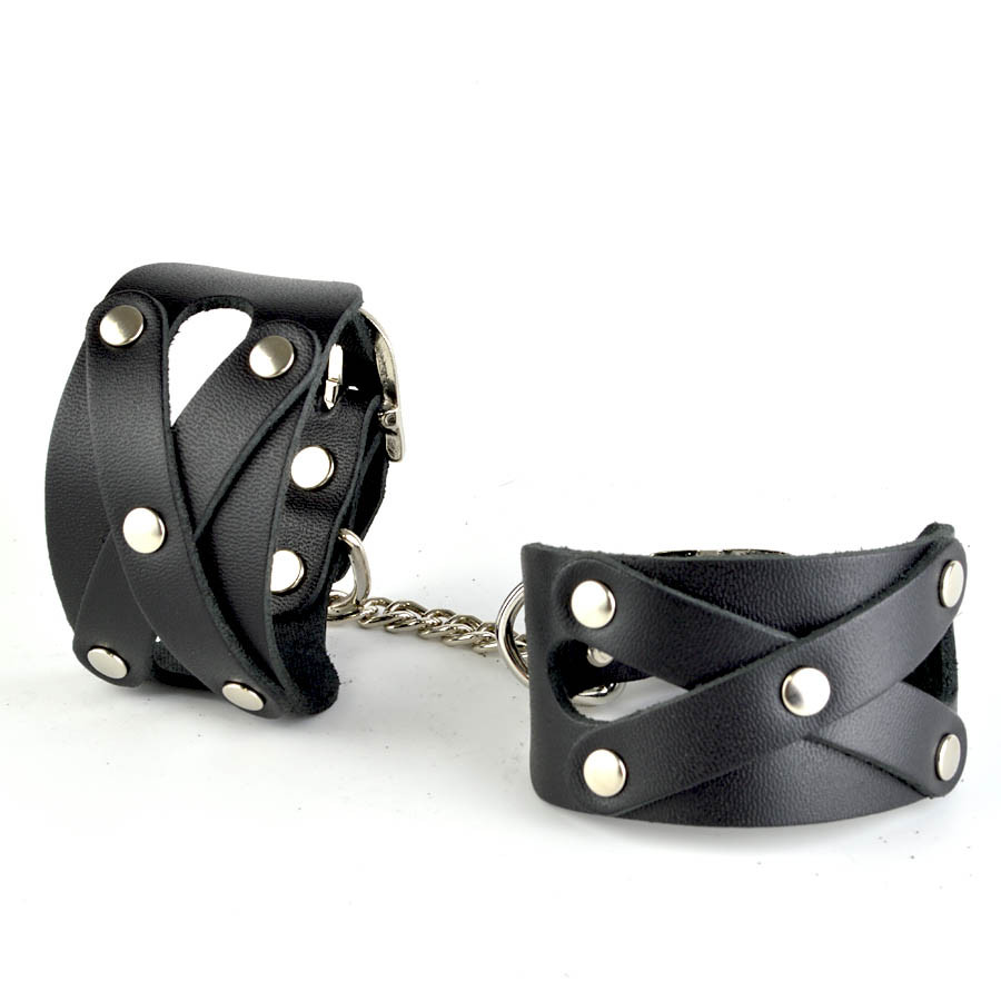 Кожаные наручники черные с клепками